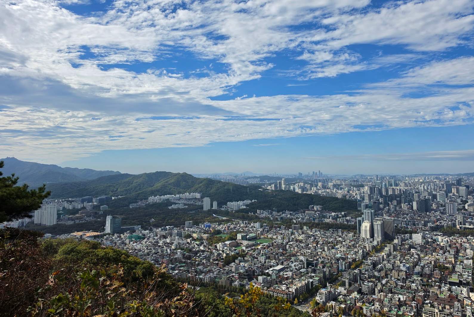 Pemandangan dari Guryongsan melintasi Seoul ke arah Gwanaksan